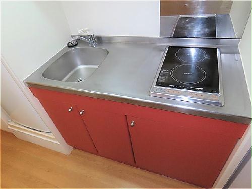 キッチン　2口の電気コンロまたはIHコンロとなります