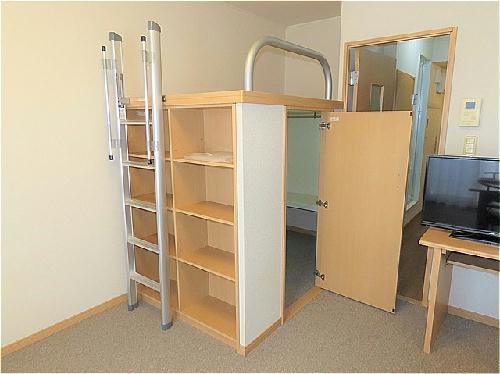 収納　本棚、ベッド下収納あり