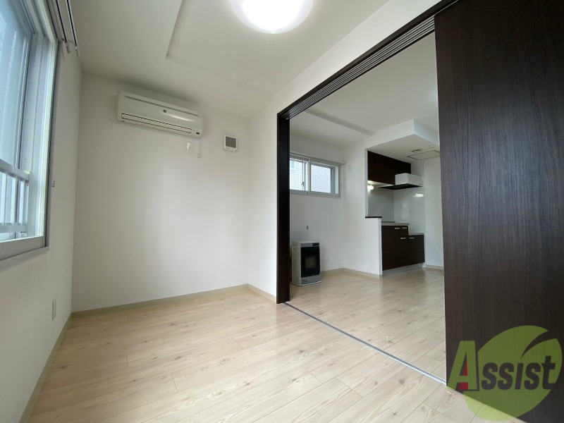 その他部屋・スペース　寝室はこちらです。光が差し込む、温かみのあるお部屋です。