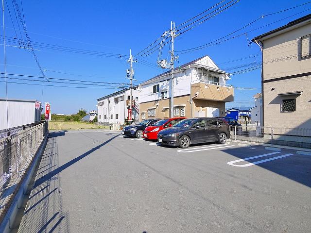 駐車場　駐車場に車を止められます