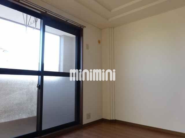 居室・リビング　日当たりの良い洋室