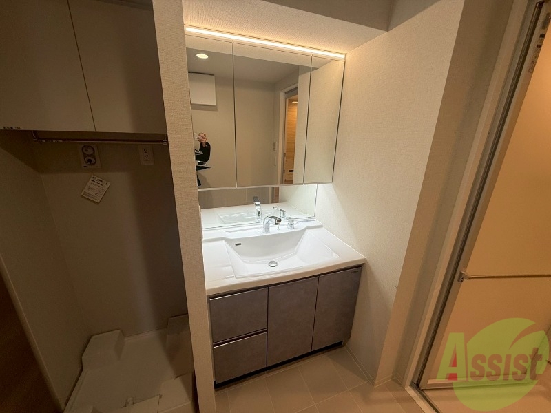 洗面設備　洗面台は独立洗面台です。毎日の暮らしが快適になりますね。