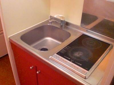 キッチン　ラジエントヒーターなので初めての一人暮らしでも安心です。