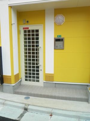 エントランス　可愛らしいドアが迎えてくれますよ☆