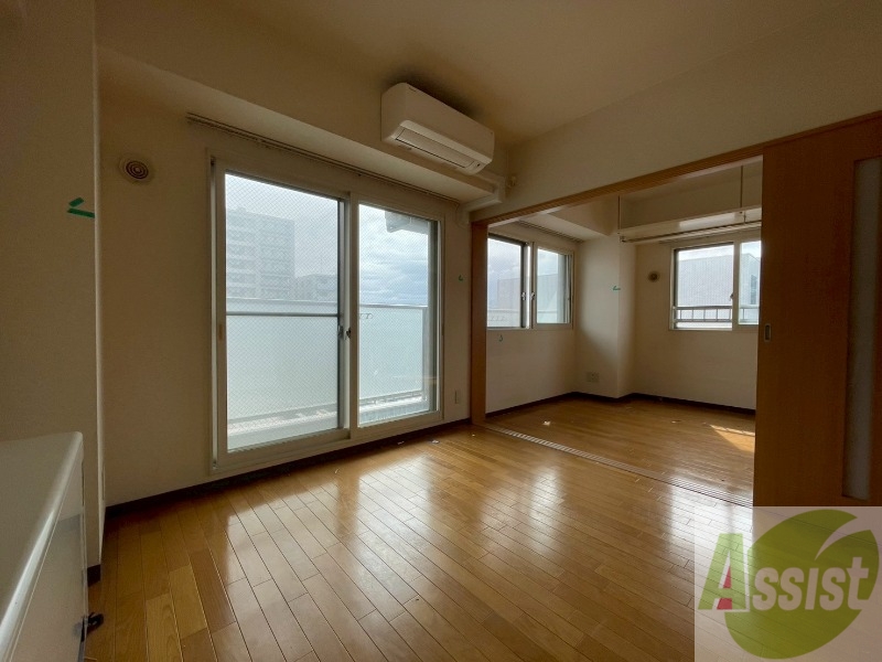 居室・リビング　木目のフローリングは落ち着きのある印象のお部屋になりますね。