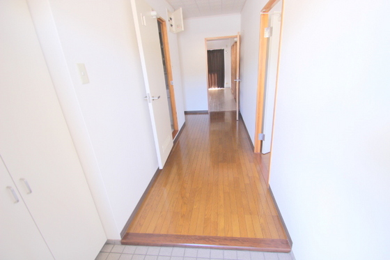 玄関　※別号室の写真を使用しております。