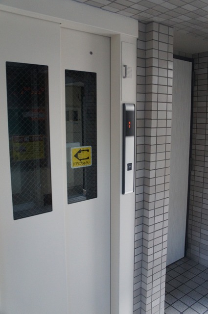 ロビー　エレベーター♪