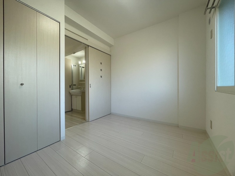 その他部屋・スペース　寝室はこちらです。光が差し込む、温かみのあるお部屋です。