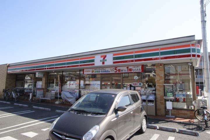 コンビニ　セブンイレブン（コンビニ）まで338m