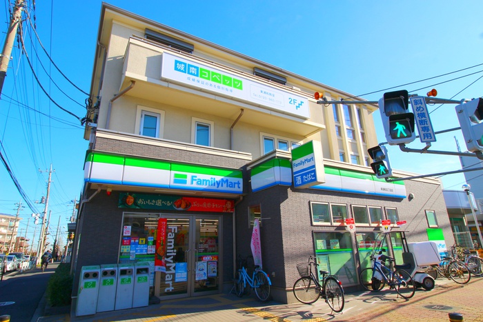 コンビニ　ファミリーマート（コンビニ）まで130m