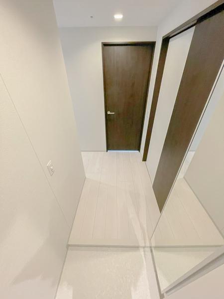 玄関　他のお部屋となります。現状優先。