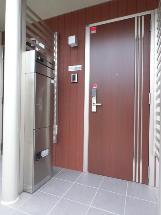 玄関　宅配ボックス付き・ＩＣカードキーの玄関