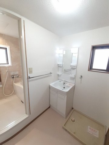 洗面設備　スペースが確保できる洗面所です