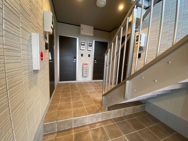 エントランス　203号室は右側です。
