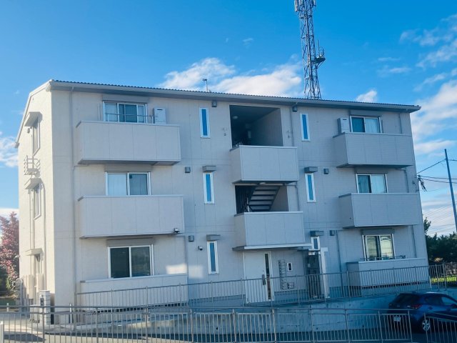 建物外観　白を基調とした大変きれいな建物