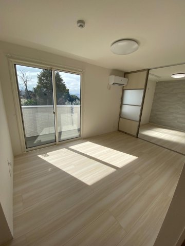 居室・リビング　リビングから見たキッチン