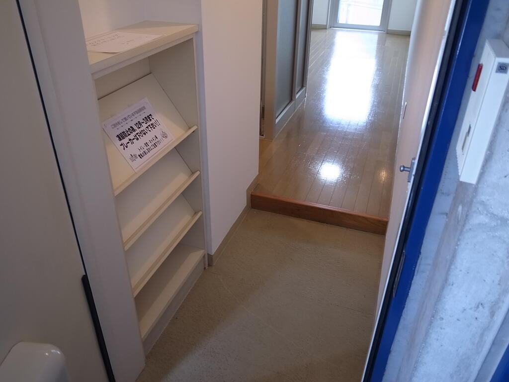 玄関　同間取り別号室の写真になります。