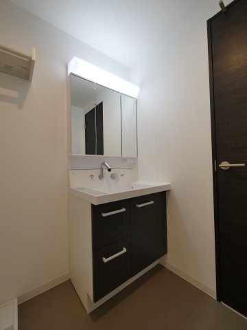 洗面設備　朝の支度に嬉しい洗髪洗面化粧台