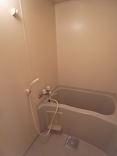 バス・シャワールーム　２人でも十分入浴できる広々なお風呂です