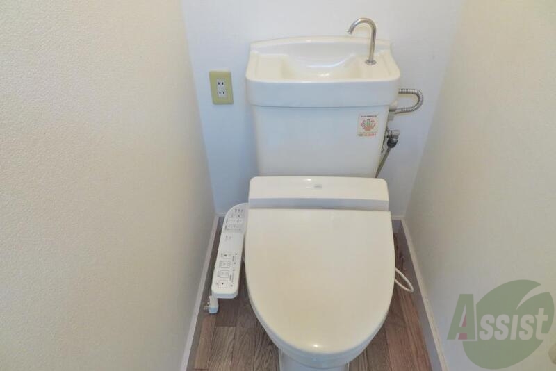 トイレ　温水洗浄便座が付いてバス・トイレ別になってます。