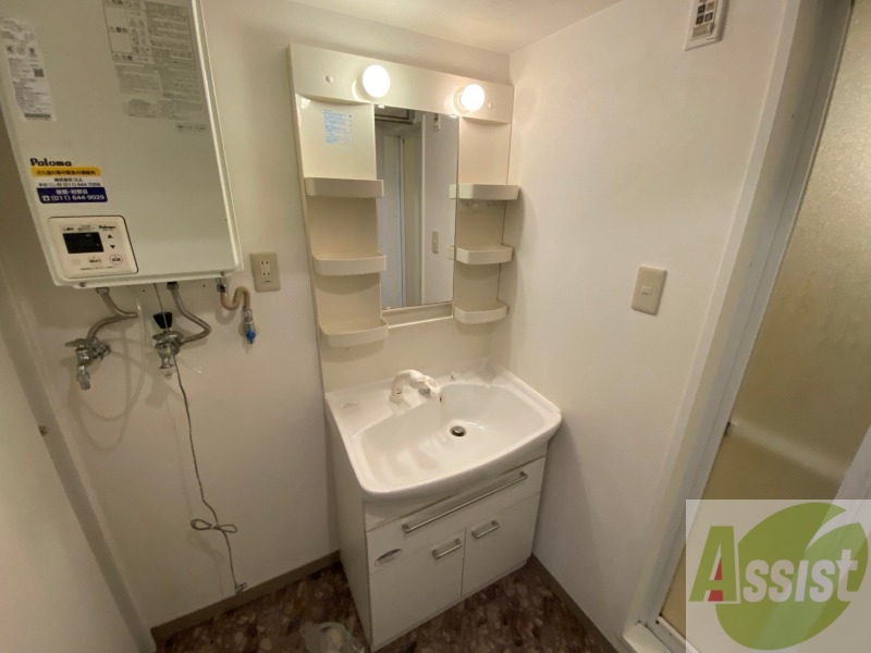 洗面設備　独立洗面台です。大きくてよいですね。シャンプーもできます！