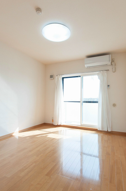 居室・リビング　洋室8.5畳　※写真は今回募集の部屋とは異なります