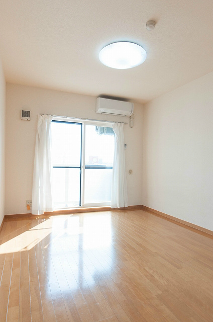 居室・リビング　洋室8.5畳　※写真は今回募集の部屋とは異なります