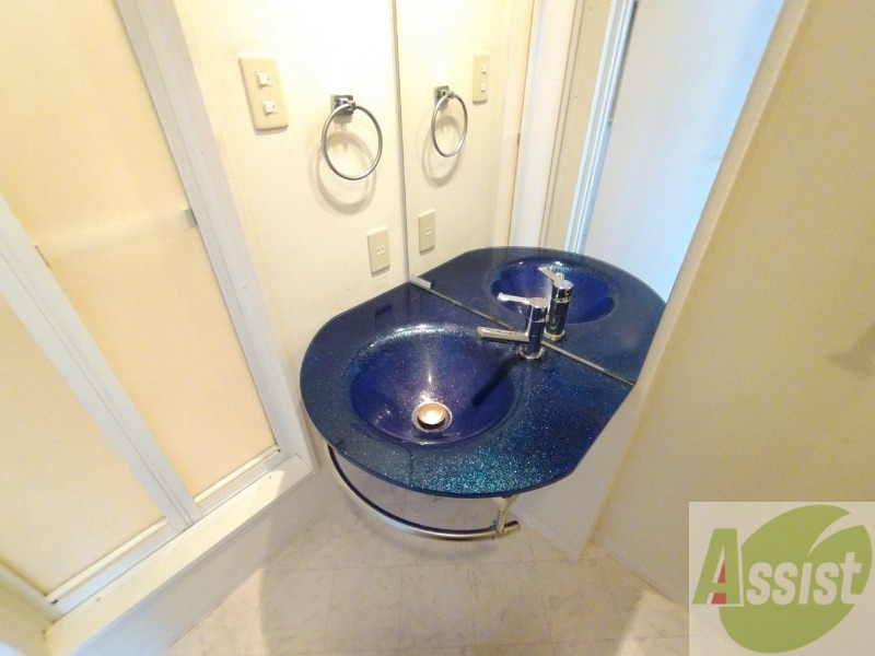 洗面設備　こちらに独立洗面台があります。朝の洗顔はこちらで。