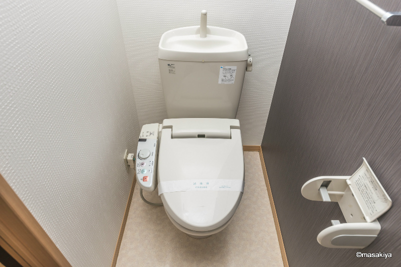 トイレ　トイレ　ウォシュレット付き。
