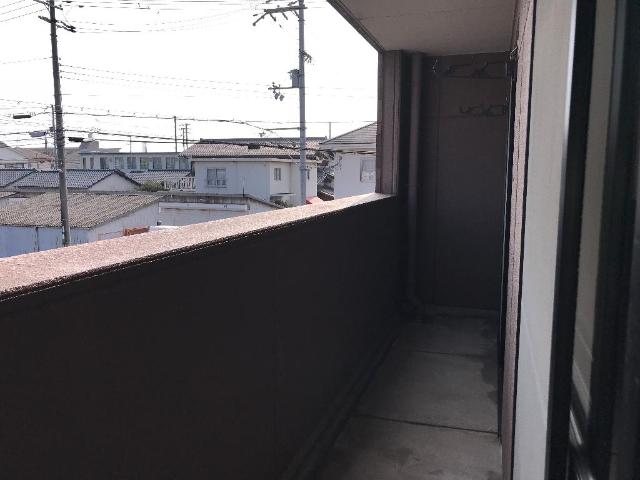 バルコニー　間口が広く洗濯物も干しやすいベランダ