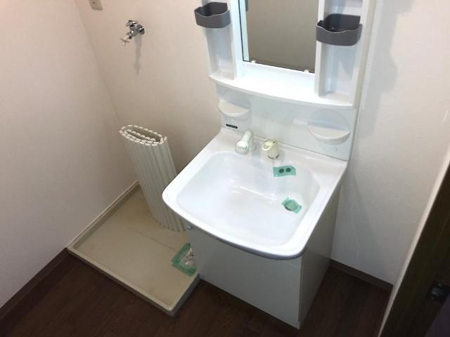 洗面設備　カゴなども置きやすい広い洗面所