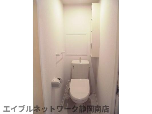 トイレ　落ち着いた色調のトイレです
