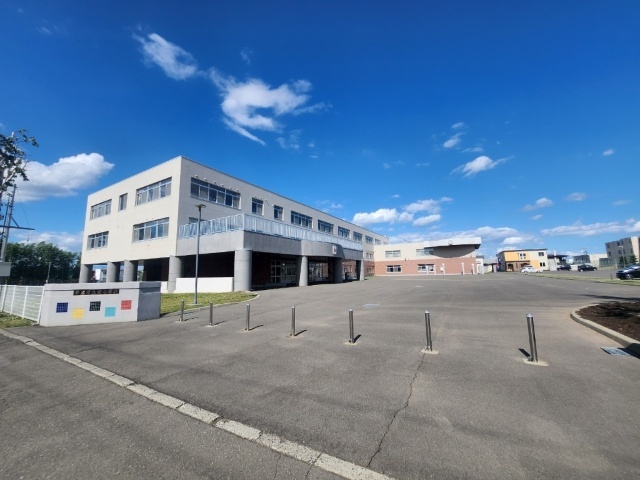 小学校　帯広市立栄小学校（小学校）まで1007m