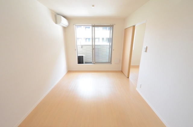 居室・リビング　床色が明るい色合いで綺麗です♪