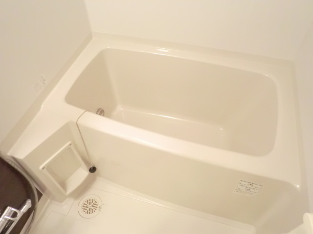 バス・シャワールーム　ゆったりバスルームです。