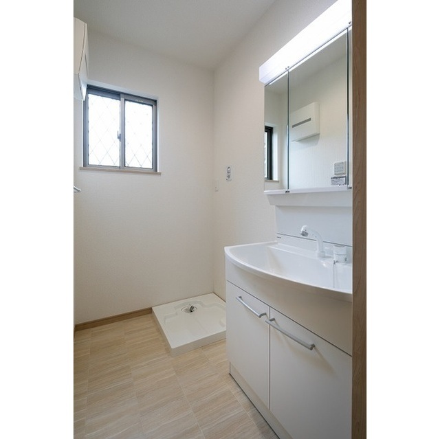 洗面設備　嬉しい三面鏡、シャンプードレッサー