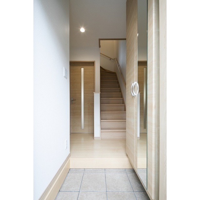 玄関　大きなミラー付きシューズクローゼット