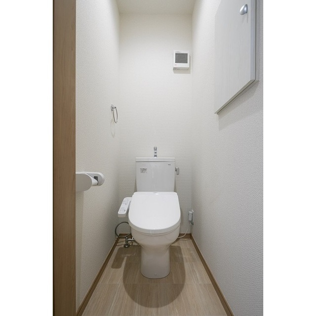 トイレ　温水洗浄便座、収納棚つき