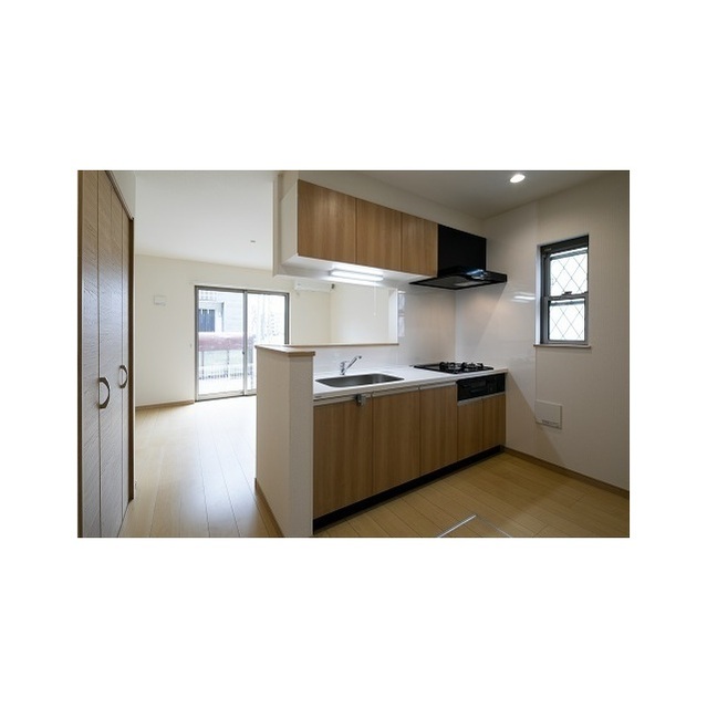 キッチン　キッチンには小窓付き