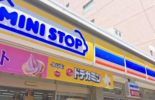 コンビニ　ミニストップ 覚王山駅前店（コンビニ）まで748m