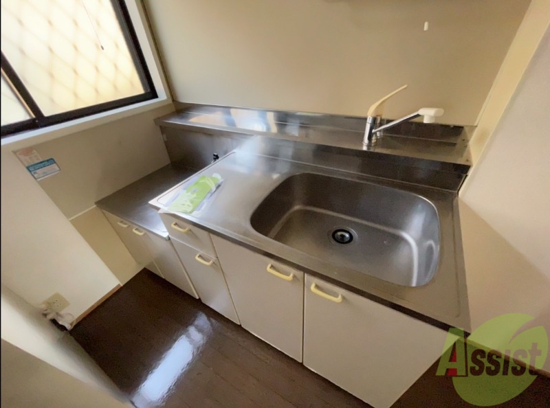 キッチン　２口ガスコンロも問題なく設置でき、収納もあります。