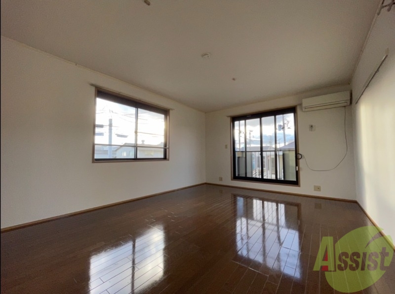 その他部屋・スペース　寝室としてもスペースに余裕があり、陽当たりが良いですね。