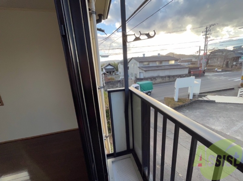 バルコニー　バルコニースペースも広く、洗濯物も問題なく干せそうですね。