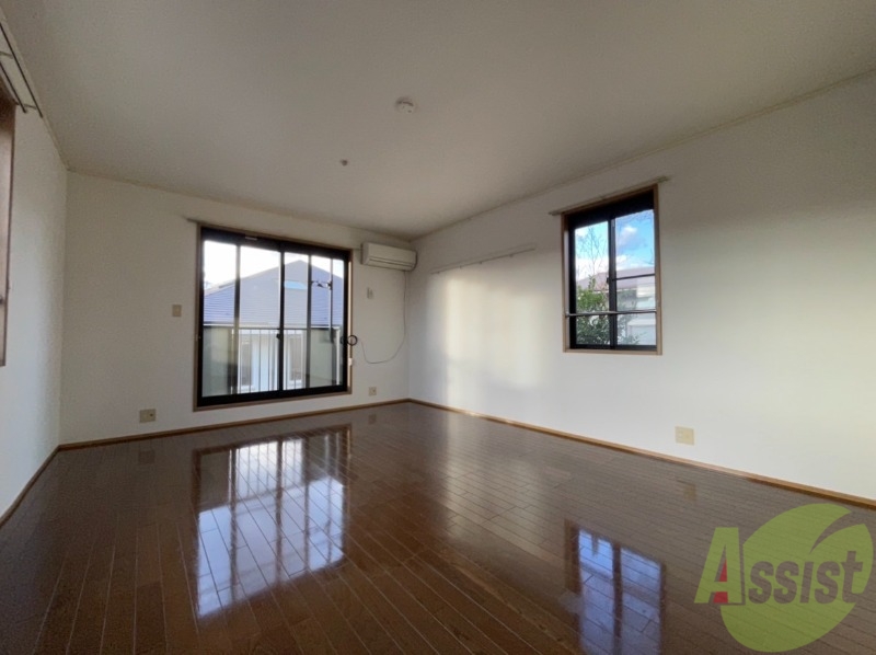 居室・リビング　陽当たりが良く、広々として過ごしやすそうです。