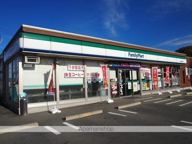 コンビニ　ファミリーマート（コンビニ）まで618m