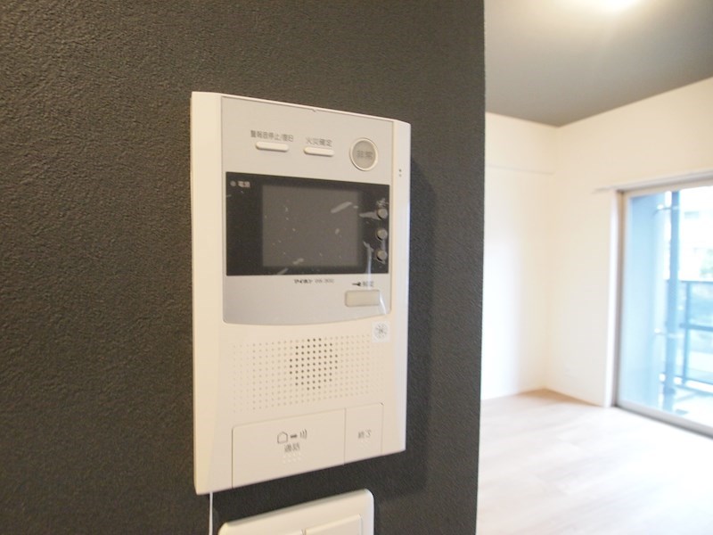 セキュリティ　TVモニタ付きのインターフォン。