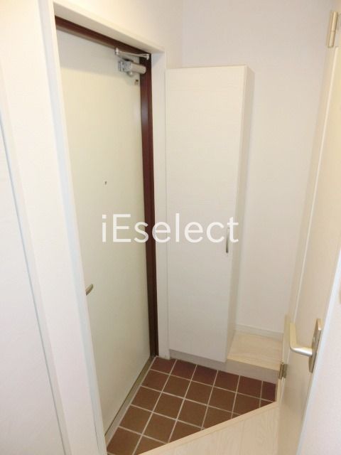 玄関　玄関にはトールタイプのシューズボックス。