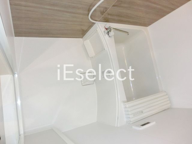 バス・シャワールーム　便利な浴室乾燥機付きのバス。