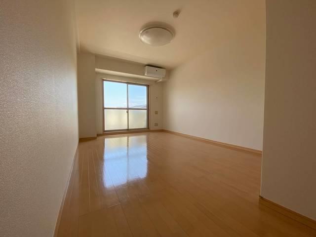 居室・リビング　快適に過ごせるエアコン付きの洋室10帖♪（同仕様画像）