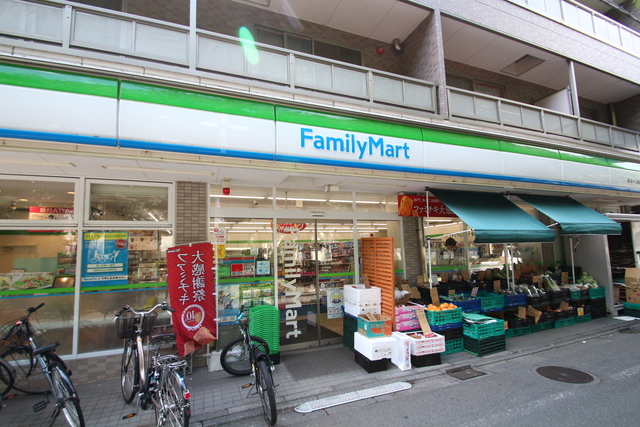 コンビニ　ファミリーマートまるいし祖師谷店（コンビニ）まで399m